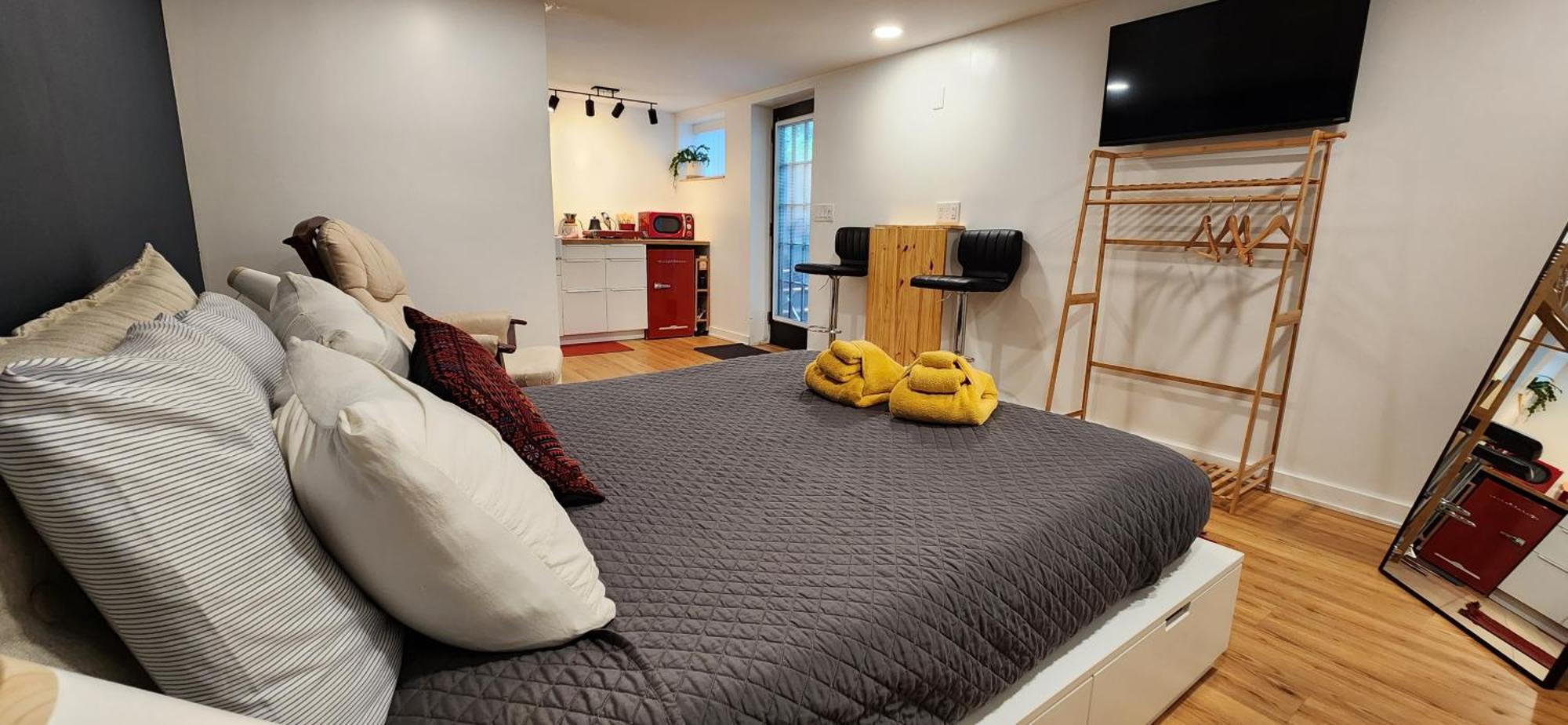 Private Close To Downtown Apartment *
